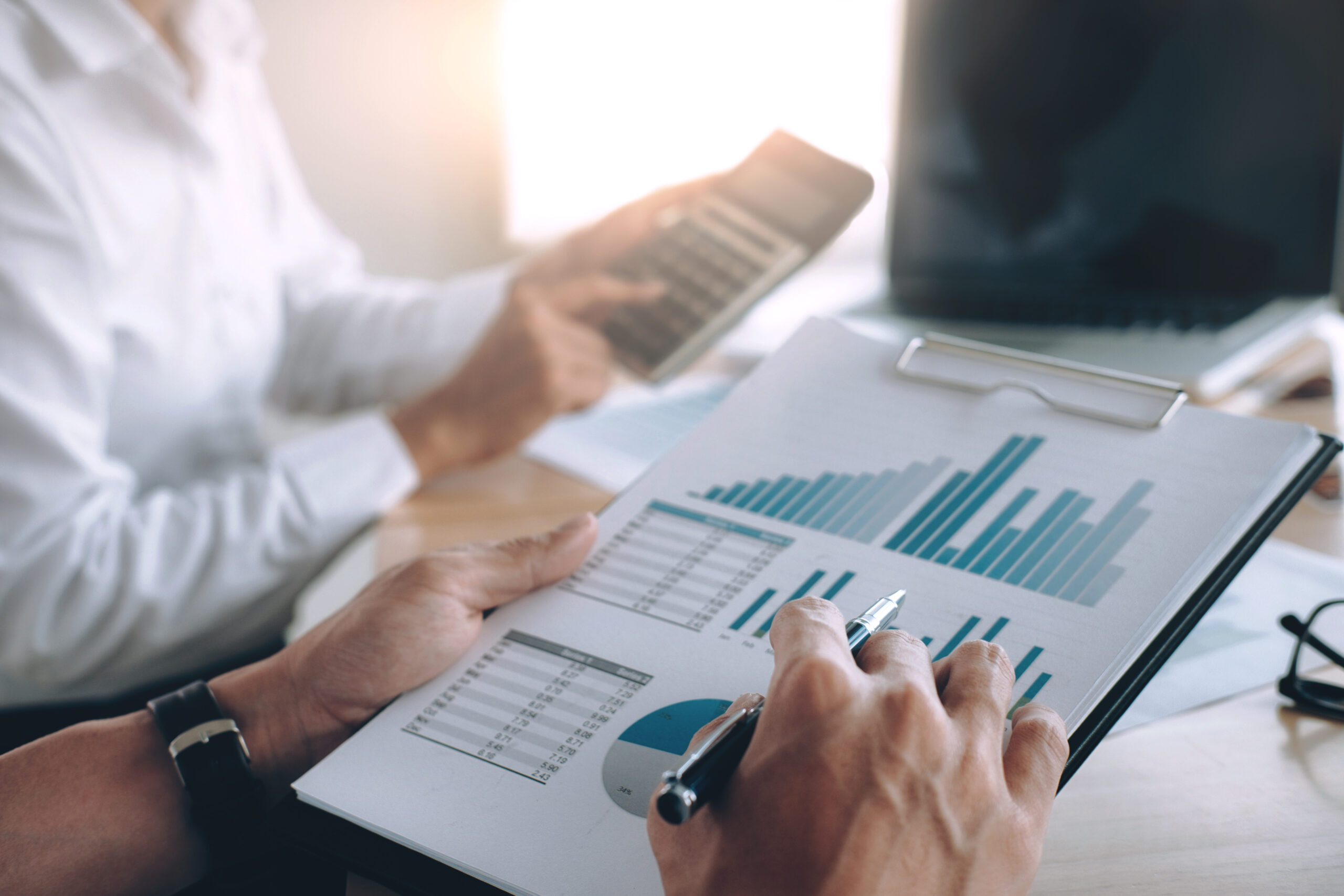 Ludzie biznesu omawiają wyniki Watt Horizon